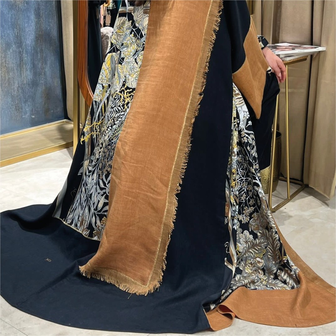 عباءة خليجية مطرزة